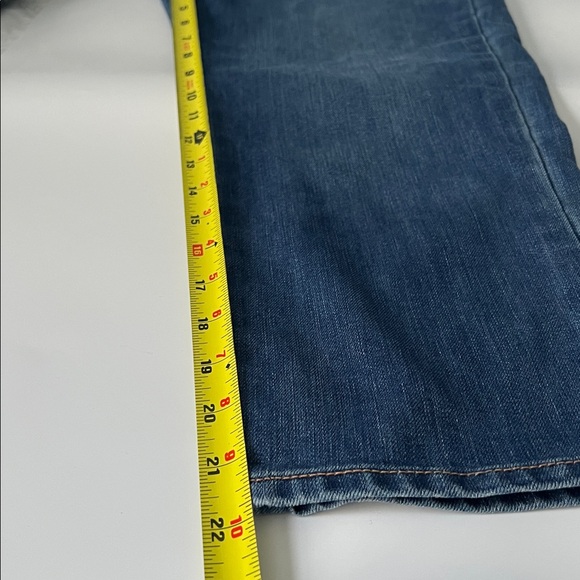 Old Navy “The Flirt” Mid-Rise Capri Women’s Classic Blue Denim Jeans - 8 - Picture 4 of 8